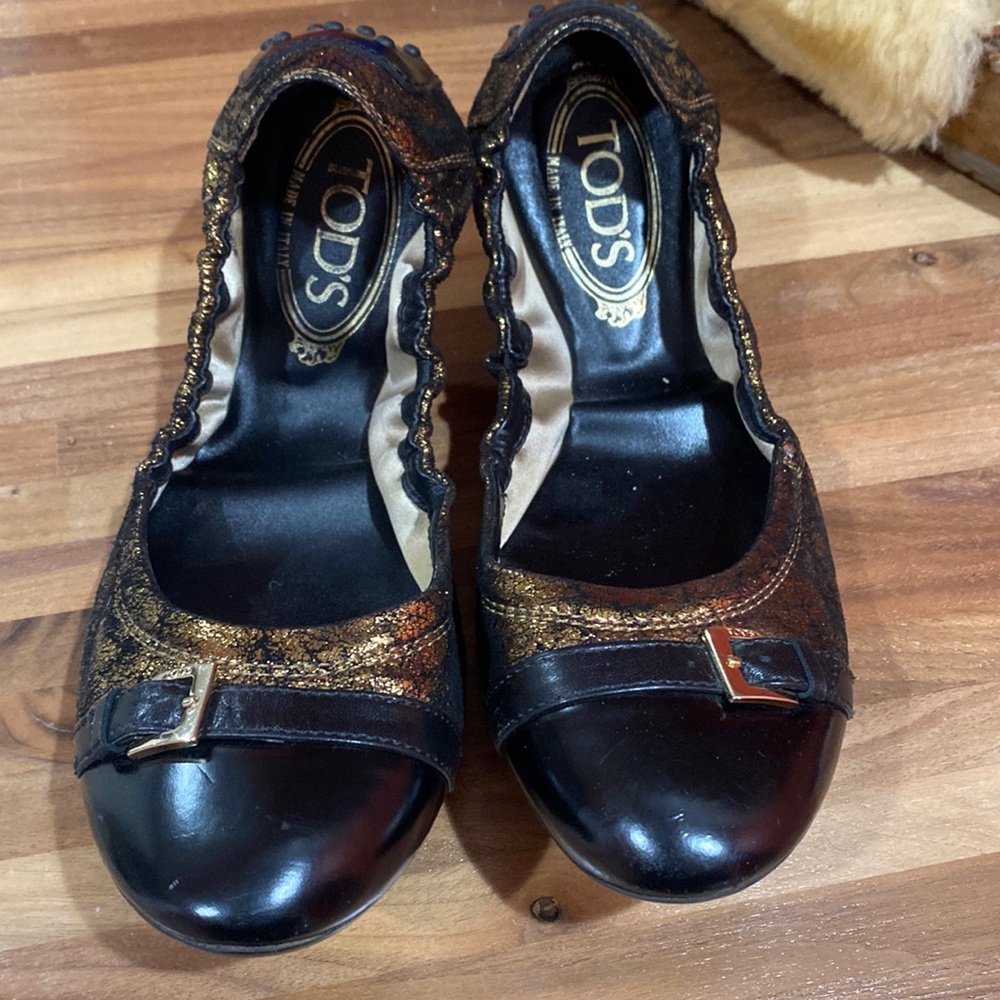MOVING SALE 🔥🔥🔥EUC Tods Metallic Flats